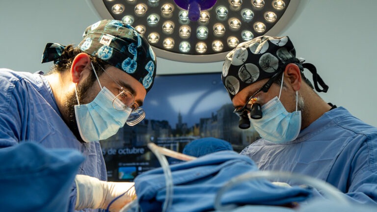 Dr. Mauricio Alva realizando cirugía de columna en Querétaro