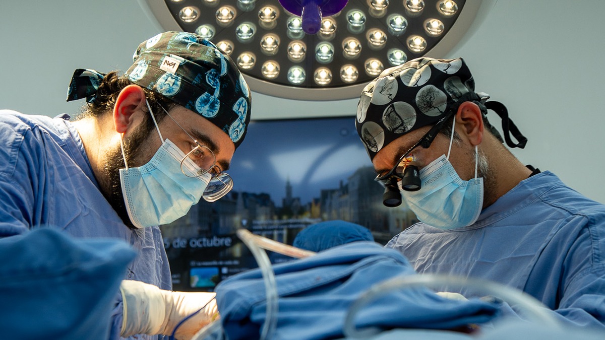 Dr. Mauricio Alva realizando cirugía de columna en Querétaro